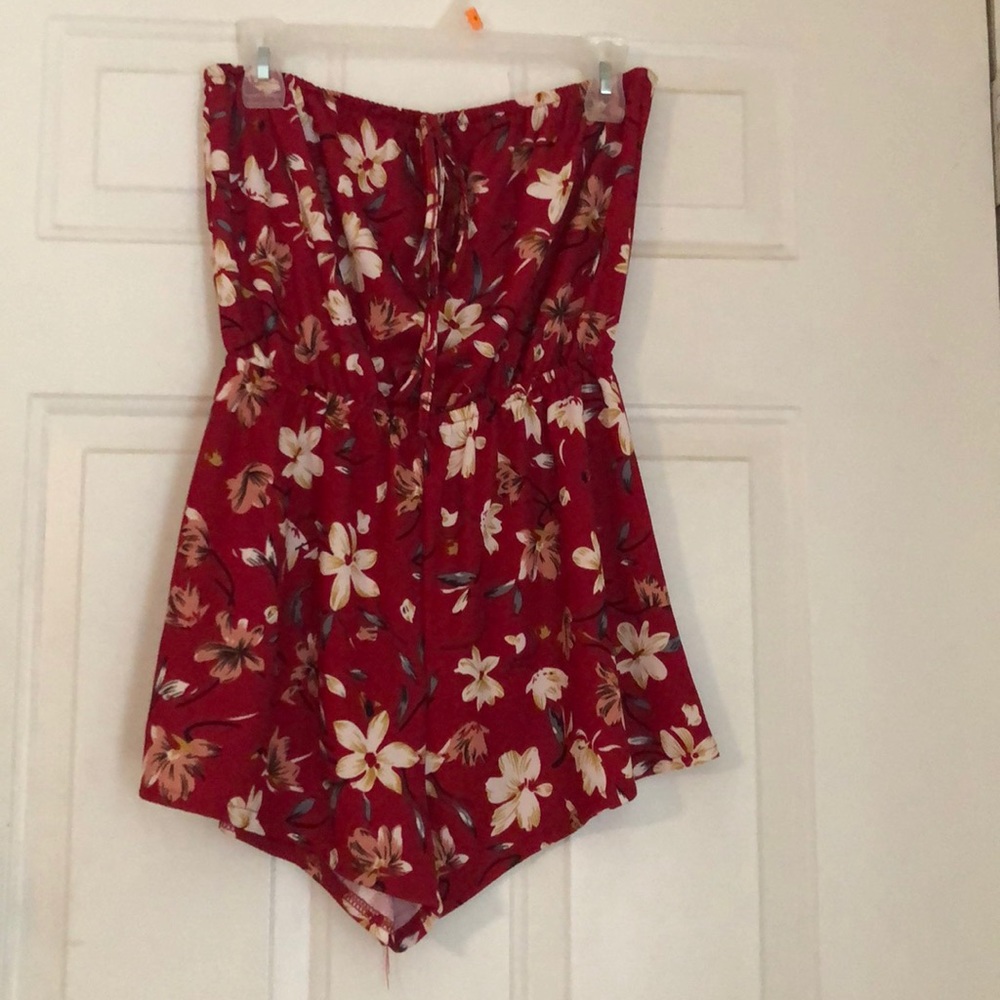 Adorable strapless romper.